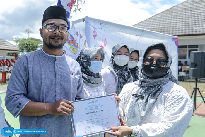 iti Apriliani, Dina Susilawati, dan Nazwa Manfalutfi A. berhasil meraih beasiswa umrah