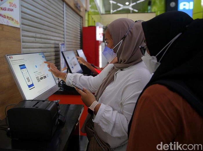 Calon penumpang mencetak boarding pass di Check In Counter, Stasiun Gambir, Jakarta, Jumat (1/4/2022). PT Kereta Api Indonesia (Persero) telah membuka penjualan tiket kereta api pada masa Angkutan Lebaran 1443 H di aplikasi KAI Access, web kai.id, loket stasiun, serta seluruh channel resmi penjualan tiket KAI lainnya.
