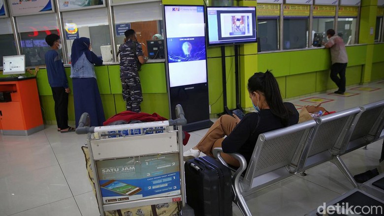 Tiket Kereta Mudik Lebaran Sudah Bisa Dipesan Calon penumpang mencetak boarding pass di Check In Counter, Stasiun Gambir, Jakarta, Jumat (1/4/2022). PT Kereta Api Indonesia (Persero) telah membuka penjualan tiket kereta api pada masa Angkutan Lebaran 1443 H di aplikasi KAI Access, web kai.id, loket stasiun, serta seluruh channel resmi penjualan tiket KAI lainnya.