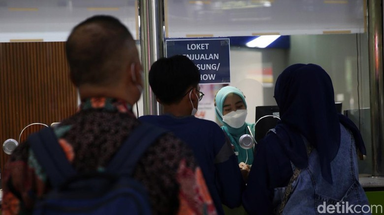 Tiket Kereta Mudik Lebaran Sudah Bisa Dipesan Calon penumpang mencetak boarding pass di Check In Counter, Stasiun Gambir, Jakarta, Jumat (1/4/2022). PT Kereta Api Indonesia (Persero) telah membuka penjualan tiket kereta api pada masa Angkutan Lebaran 1443 H di aplikasi KAI Access, web kai.id, loket stasiun, serta seluruh channel resmi penjualan tiket KAI lainnya.