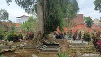 Pengurus TPU Pasarean Handap, Syekh Abdul Syakib, Ujang Kusnadi (45), mengatakan pengecetan tersebut sengaja dilakukan oleh pengelola.