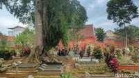 Pengelola TPU Pasarean Handap Syekh Abdul Syakib melakukan terus melakukan perawatan dengan pembersihan dan pengecetan yang beraneka warna. Pengecetan tersebut dilakukan tembok atau benteng yang mengelilingi TPU yang berada di dekat jalan. Bahkan tiang penyanggah genteng jalan tersebut dicat dan memberikan nuansa indah.