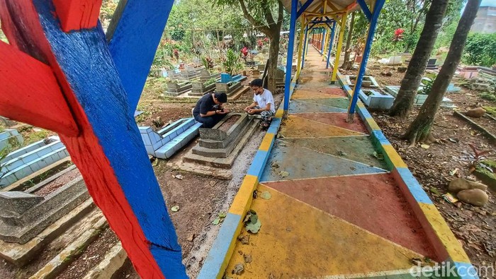 Menjelang bulan ramadhan, warga melakukan ziarah di TPU Pasarean Handap, Syekh Abdul Syakib, di Banjaran Kabupaten Bandung. Diketahui TPU tersebut saat ini telah dilakukan pengecetan oleh pengelola.