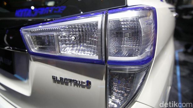 Toyota Kijang Innova Listrik muncul di IIMS 2022