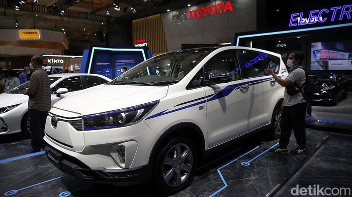 Toyota Kijang Innova Listrik muncul di IIMS 2022