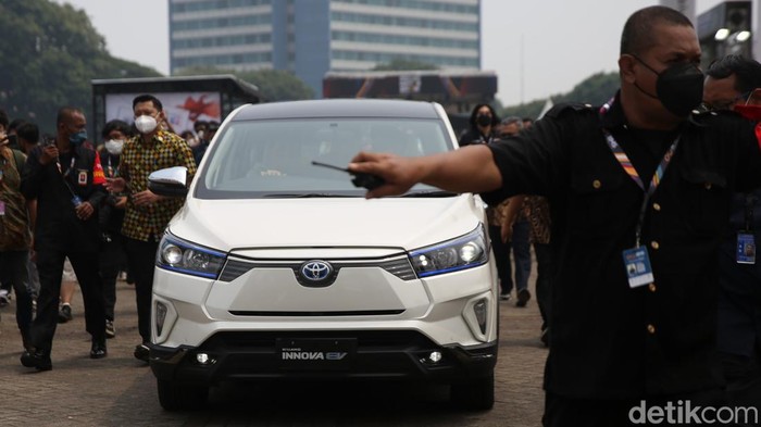 Toyota Kijang Innova Listrik muncul di IIMS 2022