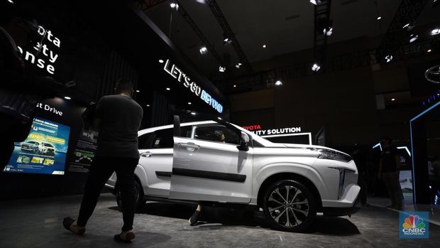 Toyota Veloz di IIMS 2022 (CNBC Indonesia/ Tri Susilo)
