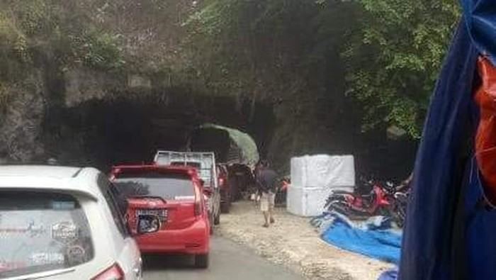 truk kontainer kandas di terowongan Sumpang Labbu, Bone sempat membuat jalan macet selama 3 jam.