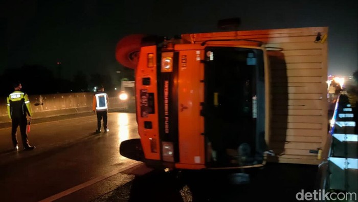 Truk boks terguling di Jalan Tol Semarang menuju Solo, Jumat (1/4/2022).