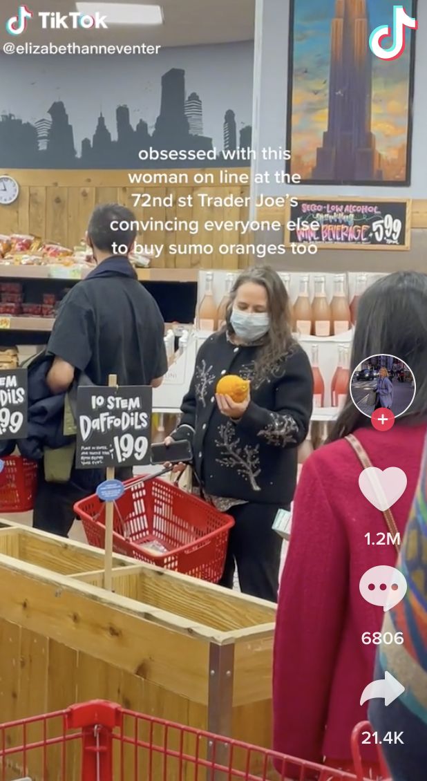 Viral seorang wanita di supermarket New York mempromosikan sumo orange (jeruk sumo).