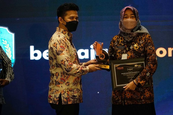 Walkot Mojokerto Raih Predikat Pembawa Semangat Kearifan Lokal