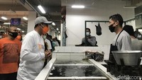 Wali Kota Sukabumi Achmad Fahmi berbicara dengan salah satu pedagang di Pasar Pelita, Sukabumi, Jumat (1/4/2022).  