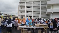 Kepala Dinas Pendidikan dan Kebudayaan Kota Sukabumi Hasan Asari menambahkan, lebih dari 1.080 guru yang berbelanja di Pasar Pelita. Pihaknya berharap, kegiatan tersebut dapat menambah literasi tentang finansial para guru yang nantinya disampaikan kepada para murid.