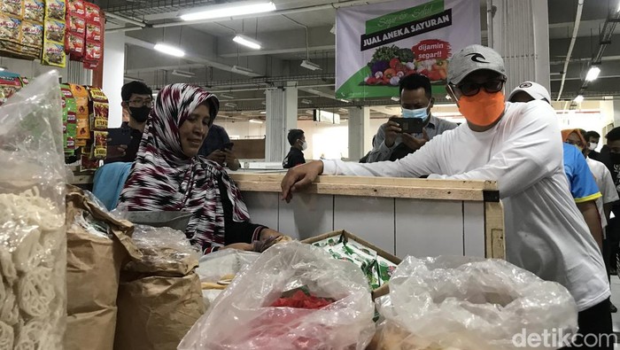Walkot Sukabumi Ajak 1.080 Guru Belanja Bareng Untuk Ramaikan Pasar Pelita Dalam rangka memperingati Hari Jadi Kota Sukabumi yang ke 108 tahun sekaligus meramaikan gedung Pasar Pelita baru, Pemerintah Kota Sukabumi menerjunkan 1.080 guru untuk berbelanja bersama.