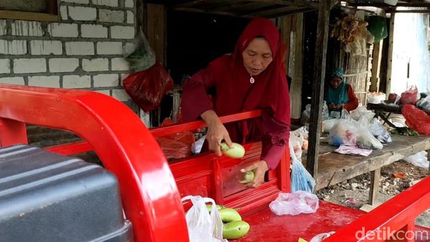 Warga Bojonegoro membeli motor dengan uang receh 2 karung dan 1 tas.