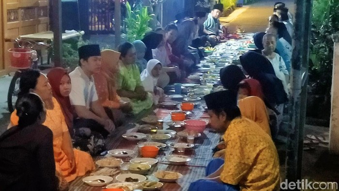 Warga Desa Kemiren saat menjalankan tradisi Penampan Puoso menjelang Ramadan.