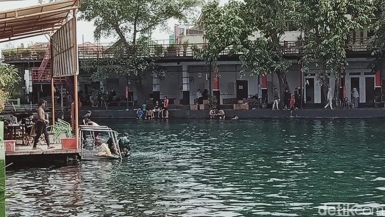 Warga Klaten serbu umbul dan objek wisata air untuk padusan Warga Klaten serbu umbul dan objek wisata air untuk padusan, Jumat (1/4/2022)
