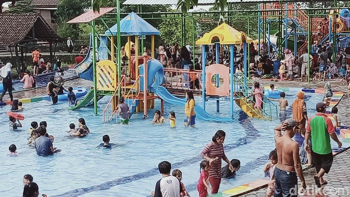 Warga Klaten serbu umbul dan objek wisata air untuk padusan, Jumat (1/4/2022)