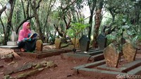 Para peziarah datang ke area pemakaman itu untuk mendoakan sanak keluarga yang telah tiada menjelang bulan Ramadan.  