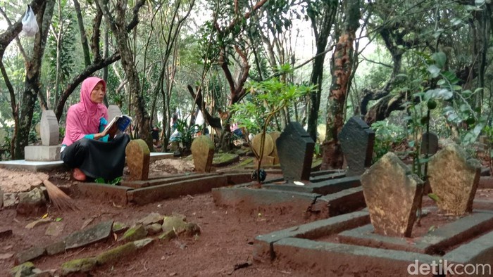 Warga Paseh Lantunkan Doa Saat Ziarah Kubur Jelang Ramadan Warga melakukan ziarah kubur di Tempat Pemakaman Umum (TPU) Sukarame, Jumat (1/4/2022) pagi.