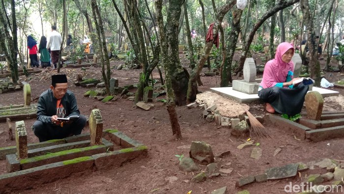 Warga melakukan ziarah kubur di Tempat Pemakaman Umum (TPU) Sukarame, Jumat (1/4/2022) pagi.