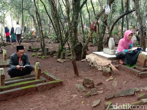 Doa Ziarah Kubur untuk Orang Tua, Bacaan Singkat Sesuai Sunnah