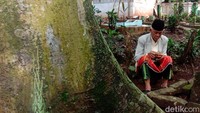 Masyarakat ramai-ramai berkunjung ke makam keluarga yang tidak bisa lagi menjalani bulan Ramadan bersama.  
