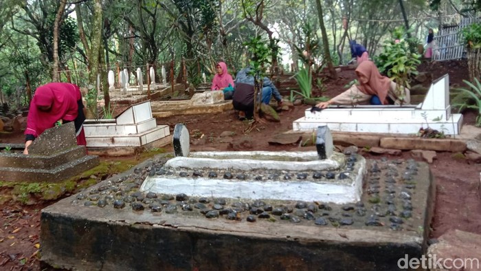Warga melakukan ziarah kubur di Tempat Pemakaman Umum (TPU) Sukarame, Jumat (1/4/2022) pagi.