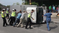 Kecelakaan yang melibatkan tiga truk dan satu mobil itu masih dalam proses penyelidikan pihak polisi. 
