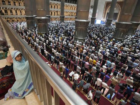A little girl looks on during an evening prayer on the eve of the holy fasting month of Ramadan at Istiqlal Mosque in Jakarta, Indonesia, Saturday, April 2, 2022. (AP Photo/Dita Alangkara)