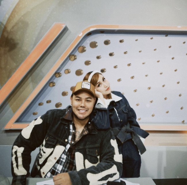 Ayu Ting Ting dan Ivan Gunawan kembali membagikan potret mesra setelah pernikahan adik sang pedangdut. Kala itu, Ivan Gunawan mendampingi Ayu Ting Ting dari mulai akad nikah hingga resepsi. Foto: dok. Instagram @ayutingting92