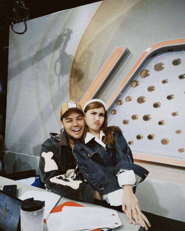 “Gokil…. ni studio dingin banget…. tapi ada km di sebelahku jadi hangat,” tulis pemilik brand hijab Mandja Ivan Gunawan. Foto: dok. Instagram @ivan_gunawan