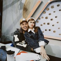 “Gokil…. ni studio dingin banget…. tapi ada km di sebelahku jadi hangat,” tulis pemilik brand hijab Mandja Ivan Gunawan. Foto: dok. Instagram @ivan_gunawan