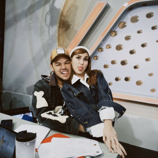Dalam unggahan Ayu Ting Ting, dia terlihat nyaman bersandar di bahu Ivan Gunawan. Keduanya terlihat serasi dalam balutan jaket denim. Foto: dok. Instagram @ayutingting92
