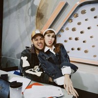 Dalam unggahan Ayu Ting Ting, dia terlihat nyaman bersandar di bahu Ivan Gunawan. Keduanya terlihat serasi dalam balutan jaket denim. Foto: dok. Instagram @ayutingting92