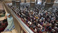  Terlihat juga saf salat sudah kembali dirapatkan. Namun, jemaah diimbau untuk tetap menggunakan masker. AP Photo/Dita Alangkara.