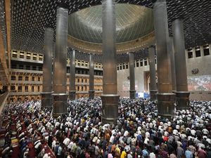 Penuh Khidmat, Begini Suasana Salat Tarawih di Masjid Istiqlal