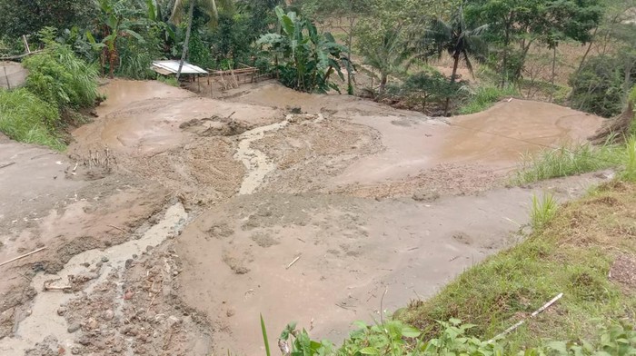 Bencana tanah longsor terjadi di Desa Kutabima, Kecamatan Cimanggu, Kabupaten Cilacap, Jateng. Puluhan rumah rusak akibat bencana tersebut. (dok BNPB)