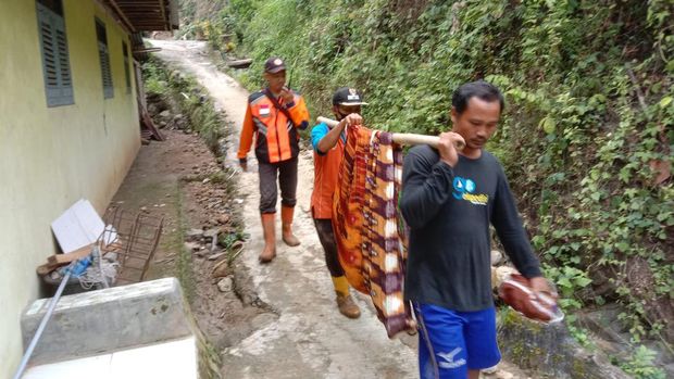 Bencana tanah longsor terjadi di Desa Kutabima, Kecamatan Cimanggu, Kabupaten Cilacap, Jateng. Puluhan rumah rusak akibat bencana tersebut. (dok BNPB)