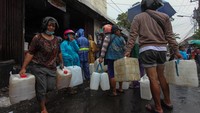 Pembelian minyak goreng seharga Rp14.375 per kilogram di tempat tersebut dibatasi maksimal 32 kilogram per orang dengan syarat menunjukkan KTP.