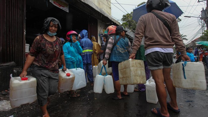 Warga antre untuk membeli minyak goreng curah di salah satu agen minyak goreng di kawasan Pucang Adi, Surabaya, Jawa Timur, Sabtu (2/4/2022). Pembelian minyak goreng seharga Rp14.375 per kilogram di tempat tersebut dibatasi maksimal 32 kilogram per orang dengan syarat menunjukkan KTP. ANTARA FOTO/Didik Suhartono/tom.