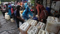 Warga antre untuk membeli minyak goreng curah di salah satu agen minyak goreng di kawasan Pucang Adi, Surabaya, Jawa Timur, Sabtu (2/4/2022).