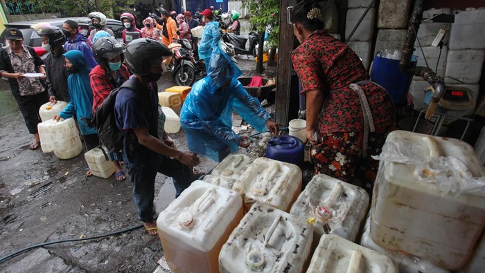 Berburu Minyak Goreng Curah Murah Jelang Ramadan Warga antre untuk membeli minyak goreng curah di salah satu agen minyak goreng di kawasan Pucang Adi, Surabaya, Jawa Timur, Sabtu (2/4/2022). Pembelian minyak goreng seharga Rp14.375 per kilogram di tempat tersebut dibatasi maksimal 32 kilogram per orang dengan syarat menunjukkan KTP. ANTARA FOTO/Didik Suhartono/tom.