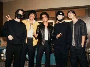 Jelang Grammy, Bruno Mars dan BTS Bertemu