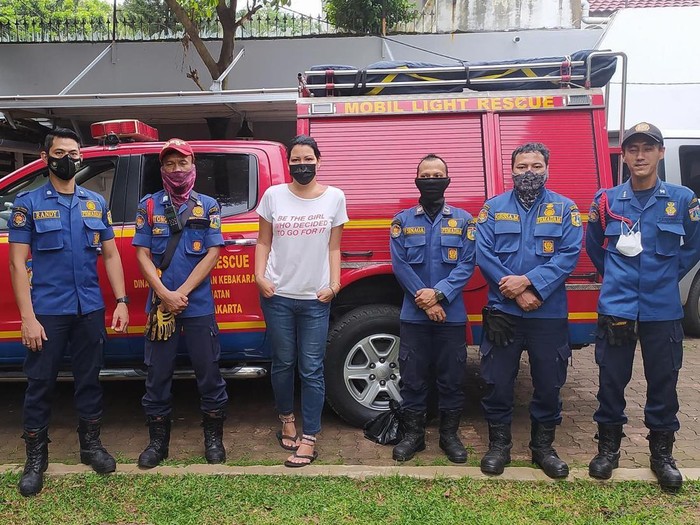 Cerita petugas damkar menolak diberi uang usai mengevakuasi sarang tawon di rumah Melanie Subono didengar Gubernur DKI Anies Baswedan. Anies pun mengapresiasi. (Instagram @melaniesubono)