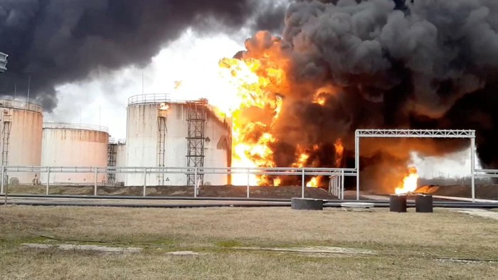 Diserang Militer Ukraina, Depot BBM Rusia Terbakar A flash of light is captured on a security camera near a fuel depot in the city of Belgorod, Russia April 1, 2022, in this still image taken from a video obtained by REUTERS. THIS IMAGE HAS BEEN SUPPLIED BY A THIRD PARTY. NO RESALES. NO ARCHIVES. REUTERS WAS NOT ABLE TO SPEAK TO THE OWNER OF THE VIDEO OR INDEPENDENTLY VERIFY WHAT IT SHOWS.
