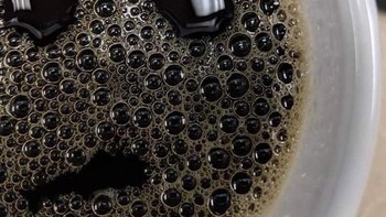 Buih kopi seperti emoji dengan ekspresi sedih. Foto: Brightside