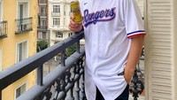 Memiliki kesibukan yahg yang padat, Boy William selalu berhasil mencuri waktu istirahat. Walaupun hanya sekadar minum di balkon, menikmati suasana sekitar sudah cukup menyenangkan untuk dirinya. Foto: Instagram/boywilliam17