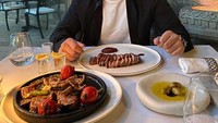Makan di restoran yang punya masakan enak juga menjadi agenda rutinnya. Memesan steak dan beberapa makanan lainnya, Boy William terlihat kece saat asyik makan malam. Foto: Instagram/boywilliam17