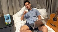 Memiliki pekerjaan yang padat, Boy William ternyata punya rahasia untuk menjaga kesehatan tubuhnya. Minum susu sambil bekerja dilakukan untuk membantu memberikan energi agar terus produktif. Foto: Instagram/boywilliam17